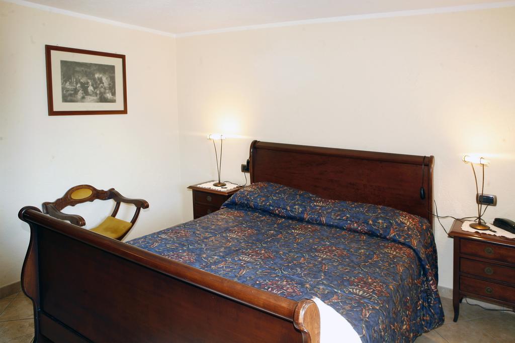 Les Combes Hotel La Salle Quarto foto