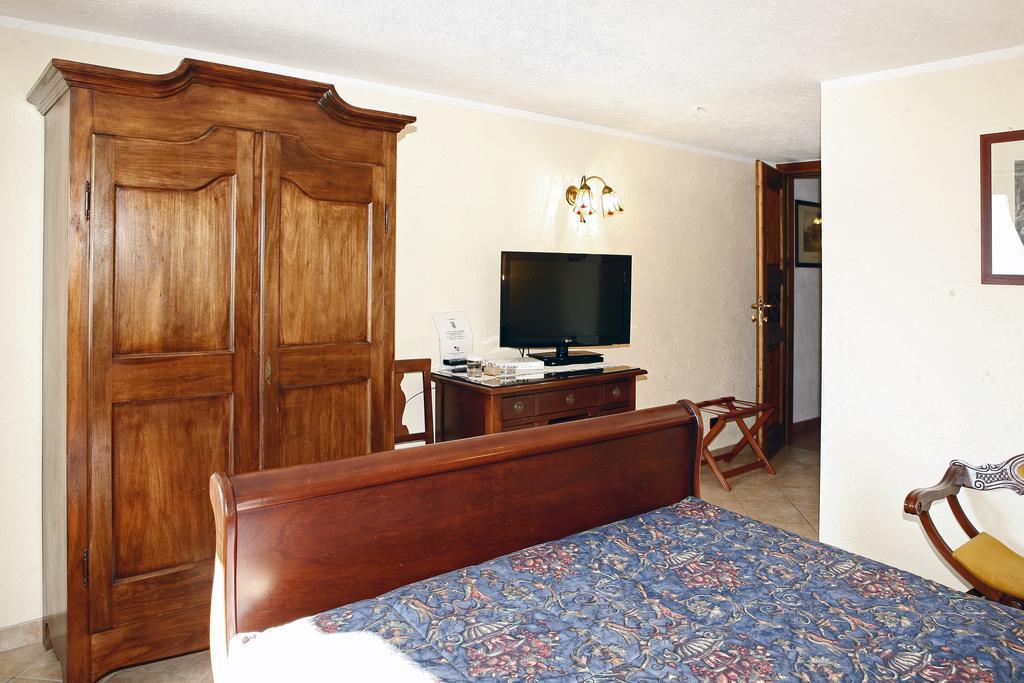 Les Combes Hotel La Salle Quarto foto