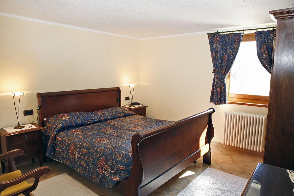 Les Combes Hotel La Salle Quarto foto