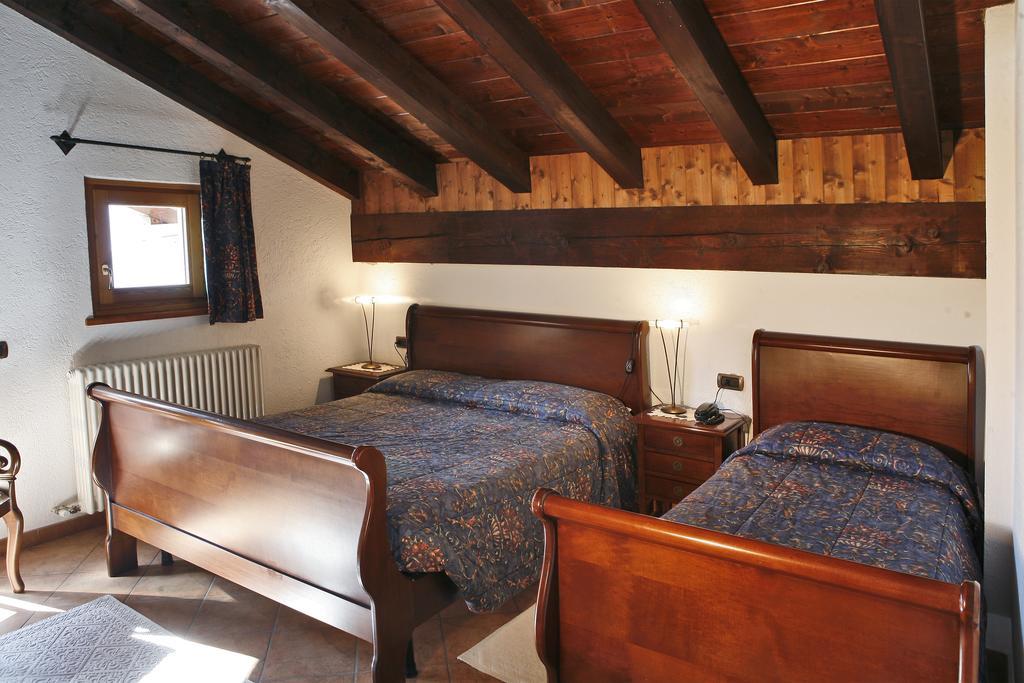 Les Combes Hotel La Salle Quarto foto