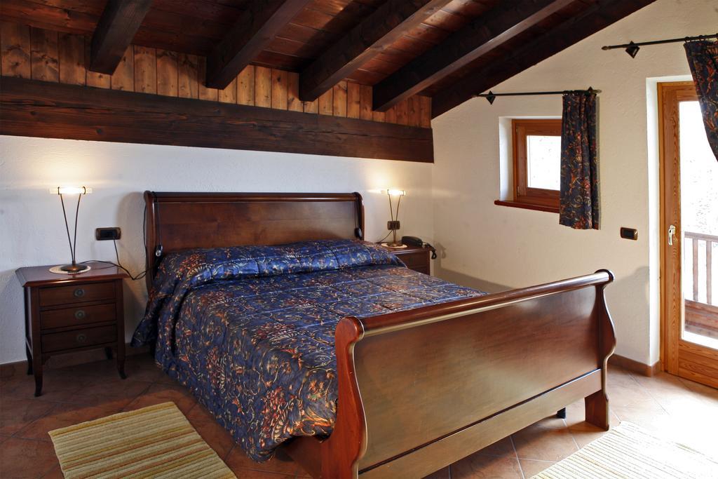 Les Combes Hotel La Salle Quarto foto