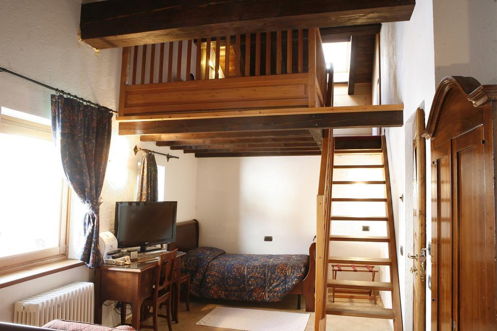 Les Combes Hotel La Salle Quarto foto