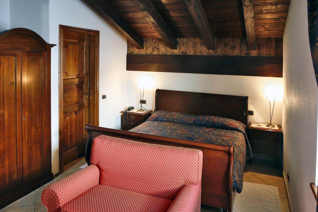 Les Combes Hotel La Salle Quarto foto